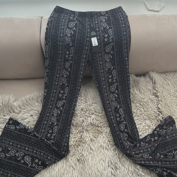 Fashion nova Astrid Flare Pants- Black pattern - Picture 2 of 3